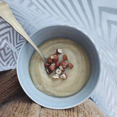 Recette de soupe gourmande au céleri-rave, pommes et noisettes