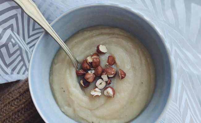 Recette de soupe gourmande au céleri-rave, pommes et noisettes